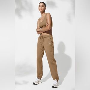 alo accolade sweatpants in gravel ✨